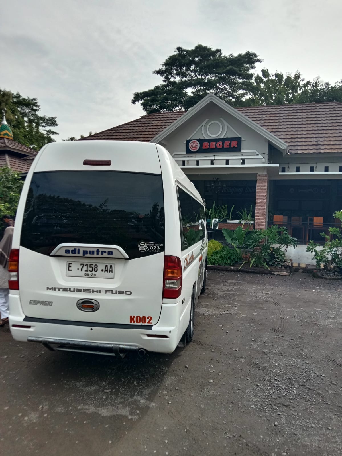 Minibus Elf putih JM Trans