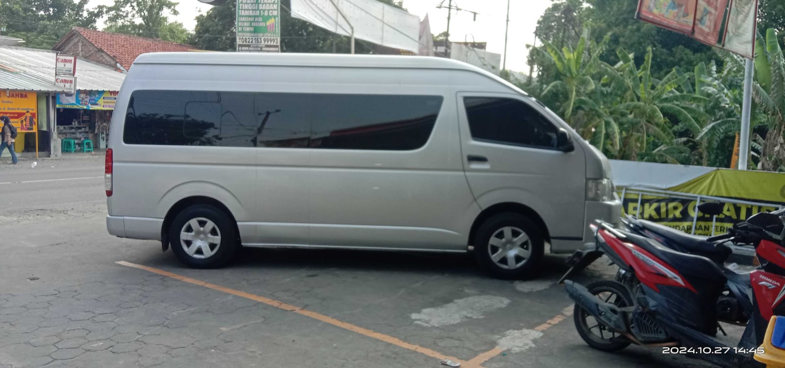 Toyota HiAce Commuter silver JM Trans