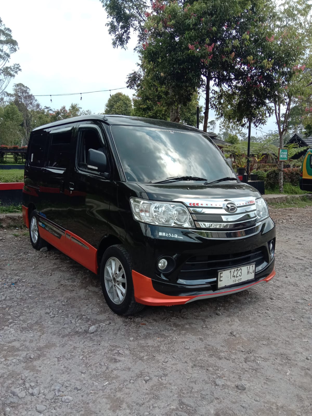 Daihatsu Luxio hitam armada travel reguler JM Trans